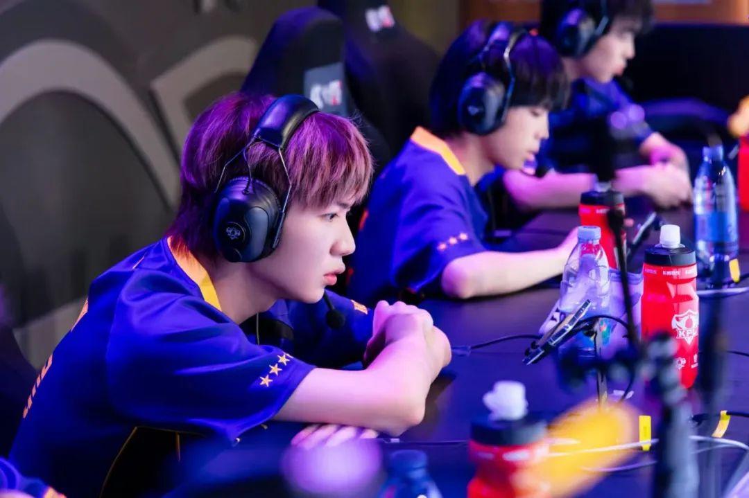 并借助媒体 并借助媒体